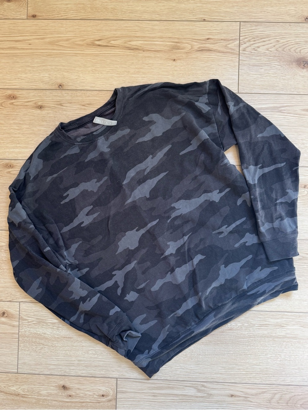 athleta camo charcoal grey pullover top